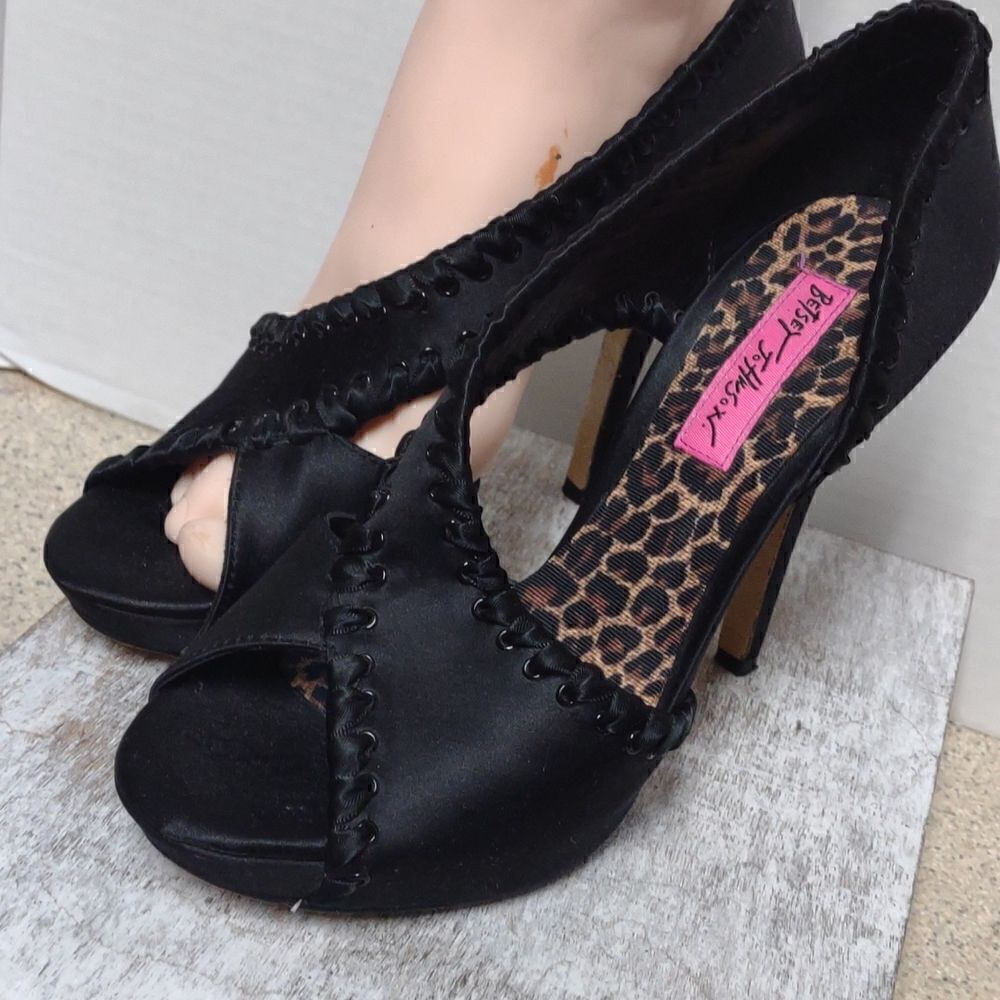 đâBetseyâJohnsonâBlack SatinâHeelsâSizeâ6.5.ââââA8 - Picture 4 of 8